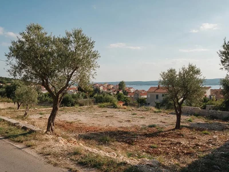 Zemljište 1.800 m² s dozvolom za 12 stanova