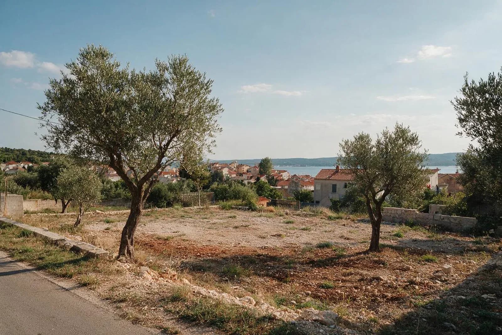 Zemljište 1.800 m² s dozvolom za 12 stanova